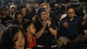 Sejumlah anggota Pewarta Foto Indonesia (PFI) dan jurnalis menggelar doa bersama di Bundaran HI, Jakarta, Jumat (11/9/2026). [Suara.com/Alfian Winanto]