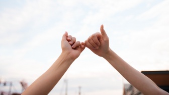 5 Zodiak Ini Dikenal Paling Setia Kawan dan Selalu Membela Teman