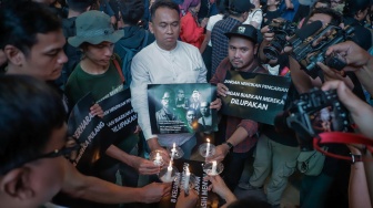 Sejumlah anggota Pewarta Foto Indonesia (PFI) dan jurnalis menggelar doa bersama di Bundaran HI, Jakarta, Jumat (11/9/2026). [Suara.com/Alfian Winanto]
