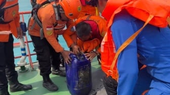 Hari Ke-5 Pencarian Jurnalis Hilang, Tim SAR Temukan Helm dan Jerigen di Perairan Anyer