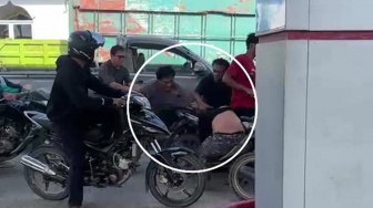 Antrean Panjang BBM di Bone Picu Keributan: Adu Jotos, Ada yang Bawa Badik