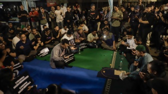 Sejumlah anggota Pewarta Foto Indonesia (PFI) dan jurnalis menggelar doa bersama di Bundaran HI, Jakarta, Jumat (11/9/2026). [Suara.com/Alfian Winanto]
