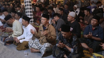 SSejumlah warga berdoa bersama untuk keselamatan lima jurnalis dan tiga awak kapal yang hilang kontak saat liputan erupsi Gunung Anak Krakatau di Dermaga Marina Carita, Pandeglang, Banten, Jumat (11/9/2026). [ANTARA FOTO/Aditya Pradana Putra/wsj]
