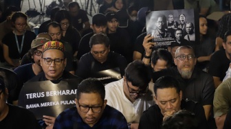 Sejumlah anggota Pewarta Foto Indonesia (PFI) dan jurnalis menggelar doa bersama di Bundaran HI, Jakarta, Jumat (11/9/2026). [Suara.com/Alfian Winanto]