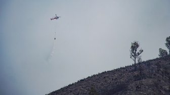 Helikopter BPBD Provinsi Jatim menumpahkan air untuk pemadaman kebakaran hutan dan lahan di kawasan Taman Nasional Bromo Tengger Semeru (TNBTS), Kabupaten Probolinggo, Jawa Timur, Jumat (11/9/2026). [ANTARA FOTO/Irfan Sumanjaya/wsj]