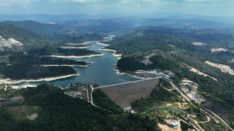 Foto udara kondisi debit air Bendungan Ladongi yang menyusut di Kecamatan Ladongi, Kolaka Timur, Sulawesi Tenggara, Sabtu (12/9/2026). [ANTARA FOTO/Jojon/tom]