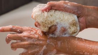 Sabun Apa yang Bisa Mencerahkan dan Memutihkan Badan? Ini 3 Pilihan Terjangkau