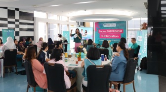 Sesi SHEPRENEUR CIRCLE – One Journey, Many Stories. Para peserta diajak merefleksikan perjalanan belajar, berbagi pengalaman dan insight yang diperoleh dari coach maupun para speaker sebelumnya, serta saling bertukar perspektif dengan sesama peserta. [handout]