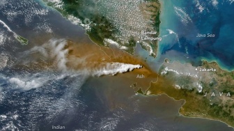 Abu Vulkanik Gunung Anak Krakatau Capai Ketinggian 1,8 Kilometer Mengarah ke Selat Sunda