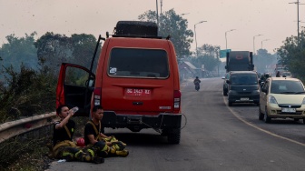 Personel Kantor SAR Palembang (Basarnas Sumsel) beristirahat di sela-sela memadamkan kebakaran lahan di Desa Rambutan, Kecamatan Indralaya Utara, Kabupaten Ogan Ilir (OI), Sumatera Selatan, Sabtu (12/9/2026). [ANTARA FOTO/Nova Wahyudi/tom]