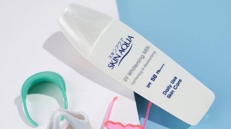 Sunscreen Skin Aqua Tutup Putih Bisa Bikin Cerah? Cek Klaim dan Ulasan Penggunanya