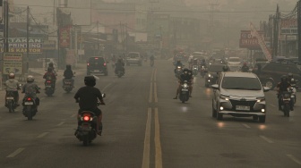 Sejumlah pengendara melintas di Jalan Tjilik Riwut yang diselimuti asap di Palangka Raya, Kalimantan Tengah, Sabtu (12/9/2026). [ANTARA FOTO/Auliya Rahman/tom]