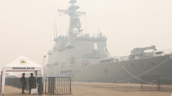 personel TNI berjaga di pintu masuk area menuju kapal Japan Maritime Self-Defense Force (JMSDF) JS Kunisaki yang bersandar di dermaga Pelabuhan Kijing, Kabupaten Mempawah, Kalimantan Barat, Sabtu (12/9/2026). [ANTARA FOTO/Jessica Wuysang/tom]