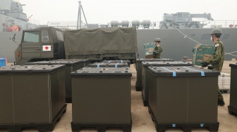 Personel militer Jepang membawa peralatan pendukung penanganan karhutla dari kapal Japan Maritime Self-Defense Force (JMSDF) JS Kunisaki ke dalam truk di dermaga Pelabuhan Kijing, Kabupaten Mempawah, Kalimantan Barat, Sabtu (12/9/2026). [ANTARA FOTO/Jessica Wuysang/tom]