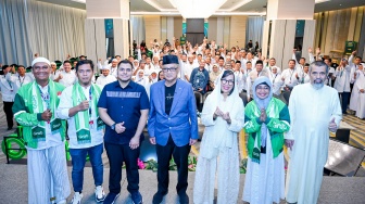 (Kiri - Kanan) Jonathan Hutapea Mitra Pengemudi dari Manado; Ismail Isnin, Mitra Pengemudi daerah Batam; Halid Umar Bakadam, Direktur Utama Dream Tours and Travel; Mochamad Irfan Yusuf, Menteri Haji dan Umrah Republik Indonesia; Neneng Goenadi, Chief Executive Officer Grab Indonesia; Misleha Mitra Pengemudi Perempuan dari Surabaya dan Umar Bakadam, Komisaris Utama Dream Tours and Travel dalam prosesi keberangkatan 105 Mitra Pengemudi Grab program Berangkat Umrah (BERKAH) di Jakarta, Sabtu (12/9). [handout]