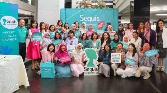 Director & Chief Operations Officer Sequis Life Dian Ekawati (empat dari kiri, duduk) dan Chief of Human Resources & Corporate Services Sequis Life Agustina Samara (lima dari kanan, duduk), berfoto bersama para SHEPRENEUR. [handout]