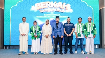 Kiri - Kanan: Umar Bakadam, Komisaris Utama Dream Tours and Travel; Misleha Mitra Pengemudi Perempuan dari Surabaya, Neneng Goenadi, Chief Executive Officer Grab Indonesia; Mochamad Irfan Yusuf, Menteri Haji dan Umrah Republik Indonesia; Halid Umar Bakadam, Direktur Utama Dream Tours and Travel; Ismail Isnin, Mitra Pengemudi daerah Batam dan Jonathan Hutapea Mitra Pengemudi dari Manado dalam prosesi keberangkatan 105 Mitra Pengemudi Grab pemenang program Berangkat Umrah (BERKAH) di Tangerang, Sabtu (12/9). [handout]