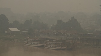 Sejumlah kapal bersandar di Sungai Kahayan yang diselimuti asap di Palangka Raya, Kalimantan Tengah, Sabtu (12/9/2026). [ANTARA FOTO/Auliya Rahman/tom]
