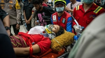 Petugas gabungan mengecek kesehatan korban kapal motor penumpang (KMP) Virgo Transport 8 di Posko Kesehatan Pelabuhan Tri Sakti, Banjarmasin, Kalimantan Selatan, Minggu (13/9/2026). [ANTARA FOTO/Bayu Pratama S/hma]