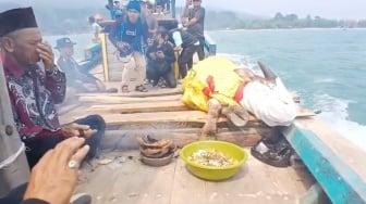 Doakan 5 Jurnalis dan 3 Kru Kapal Arupadhatu 1 Segera Ditemukan, Warga Carita Larung Kerbau ke Laut