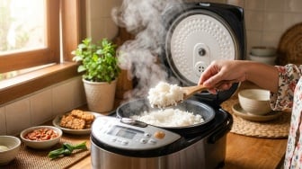 Cara Memasak Nasi di Rice Cooker Tidak Kering atau Benyek, Segini Ukuran Airnya