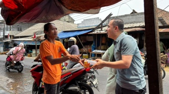 Bagi-Bagi Nasi Kotak di Pagebangan, Dede Rohana Ajak Ojol dan Warga Doakan Jurnalis di Selat Sunda