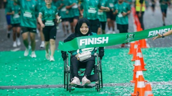 Seorang peserta lomba lari Milo ACTIV Indonesia Race (MAIR) 2026 menggunakan kursi roda nampak memasuki garis finish di Komplek Olahraga Gelora Bung Karno (GBK) Senayan, Jakarta, Minggu (13/9/2026). [Suara.com/Alfian Winanto]