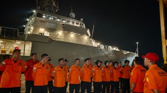 Basarnas Makassar Kerahkan KN SAR Kamajaya Cari Korban KMP Virgo Transport 8