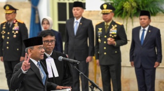 Suahasil Nazara (depan kiri) mengucapkan sumpah jabatan saat dilantik sebagai Menteri Keuangan di Istana Negara, Jakarta, Senin (14/9/2026). [ANTARA FOTO/Aditya Pradana Putra/sgd/tom]