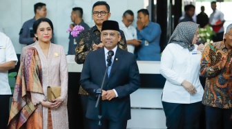 Menteri Keuangan Suahasil Nazara (tengah) menyapa para pegawai usai dilantik menjadi Menteri Keuangan di Kementerian Keuangan, Jakarta, Senin (14/9/2026). [Suara.com/Alfian Winanto]