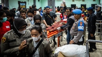 Petugas gabungan mengecek kesehatan korban kapal motor penumpang (KMP) Virgo Transport 8 di Posko Kesehatan Pelabuhan Tri Sakti, Banjarmasin, Kalimantan Selatan, Minggu (13/9/2026). [ANTARA FOTO/Bayu Pratama S/hma]