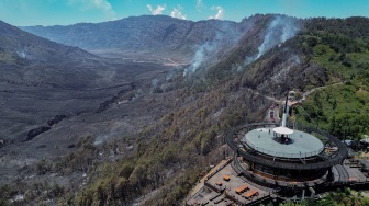 Foto udara kondisi vegetasi yang terdampak kebakaran di kawasan Taman Nasional Bromo Tengger Semeru (TNBTS), Kabupaten Malang, Jawa Timur, Minggu (13/9/2026). [ANTARA FOTO/Irfan Sumanjaya/nz]