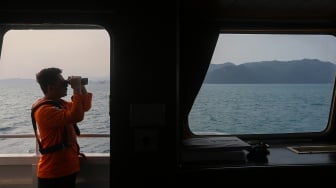 Personel Basarnas melakukan pencarian kapal cepat yang hilang kontak dari atas KN SAR Basudewa, di sekitar Perairan Teluk Lampung, Kabupaten Pesawaran, Lampung,Â Minggu (13/9/2026). [ANTARA FOTO/Angga Budhiyanto/hma]