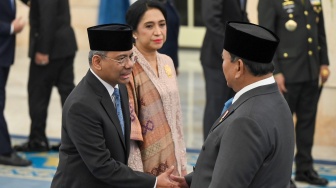 Presiden Prabowo Subianto (kanan) menyalami pejabat baru Menteri Keuangan Suahasil Nazara (kiri) yang didampingi istri Christina Pusporini Messakh (tengah) usai pelantikan di Istana Negara, Jakarta, Senin (14/9/2026). [ANTARA FOTO/Aditya Pradana Putra/sgd/tom]