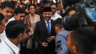 Menteri Keuangan Suahasil Nazara (tengah) menyapa para pegawai usai dilantik menjadi Menteri Keuangan di Kementerian Keuangan, Jakarta, Senin (14/9/2026). [Suara.com/Alfian Winanto]