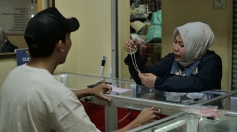 Dari Pintu ke Pintu, Kisah Dewi Natalia Membawa Pedagang Pasar Lepas dari Rentenir