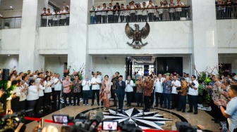 Menteri Keuangan Suahasil Nazara menyapa para pegawai usai dilantik menjadi Menteri Keuangan di Kementerian Keuangan, Jakarta, Senin (14/9/2026). [Suara.com/Alfian Winanto]
