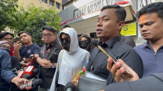 Dicecar 23 Pertanyaan, Korban Dugaan Kekerasan Seksual Betrand Peto Rampung Diperiksa Polisi