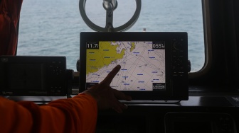 Personel Basarnas menunjukkan sistem navigasi KN SAR Basudewa pada operasi pencarian kapal cepat yang hilang kontak di Perairan Selat Sunda, Kabupaten Lampung Selatan, Lampung,Â Minggu (13/9/2026). [ANTARA FOTO/Angga Budhiyanto/hma]