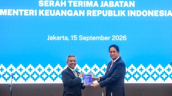 Menteri Keuangan Suahasil Nazara (kiri) menerima memori jabatan dari Pejabat lama Purbaya Yudhi Sadewa (kanan) saat serah terima jabatan Menteri Keuangan di Kemenkeu, Jakarta, Selasa (15/9/2026). [ANTARA FOTO/Muhammad Adimaja/agr]