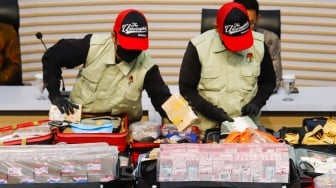 Petugas menunjukan barang bukti terkait Operasi Tangkap Tangan (OTT) dugaan kasus korupsi di Lingkungan Kementerian ATR/BPN saat konferensi pers di Gedung Merah Putih KPK, Jakarta, Selasa (15/9/2026). [Suara.com/Alfian Winanto]
