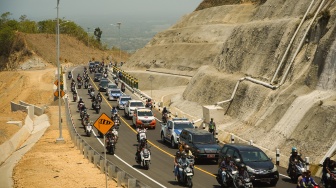 Sejumlah pengendara melintas di Jalur Jalan Lintas Selatan (JJLS) Kelok 23 di Bantul, DI Yogyakarta, Senin (14/9/2026). [ANTARA FOTO/Hendra Nurdiyansyah/YU]
