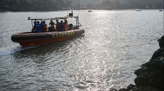 Sejumlah personel Basarnas menggunakan Rigid Inflatable Boat (RIB) 02 Banten bertolak untuk mencari jurnalis dan awak kapal yang hilang kontak di Carita, Pandeglang, Banten, Senin (14/9/2026). [ANTARA FOTO/Galih Pradipta/YU]