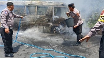 Mobil Isuzu Elf Angkut 18 Wisatawan Terbakar di Bali