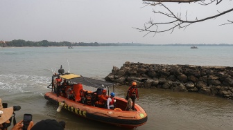 Personel Basarnas menaiki perahu karet RIB 02 Banten pada hari ketujuh operasi pencarian jurnalis dan awak kapal yang hilang kontak di Carita, Pandeglang, Banten, Senin (14/9/2026). [ANTARA FOTO/Angga Budhiyanto/wsj]