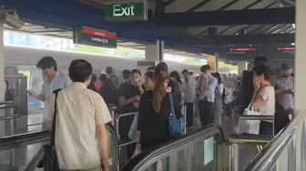 Penumpang MRT Dievakuasi Massal, Gerbong Berasap di Stasiun Bukit Gombak