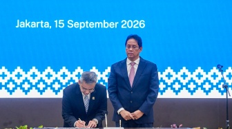 Menteri Keuangan Suahasil Nazara (kiri) menandatangani dokumen serah terima jabatan Menteri Keuangan yang disaksikan Pejabat lama Purbaya Yudhi Sadewa (kanan) di Kemenkeu, Jakarta, Selasa (15/9/2026). [ANTARA FOTO/Muhammad Adimaja/agr]