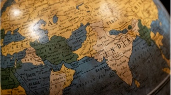 Mengenal Proyeksi Gall-Peters: Mengungkap Distorsi Geografis di Peta Mercator