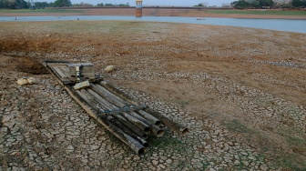 Kemarau Panjang Bikin Waduk Gembong Makin Mengering