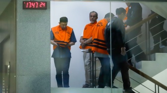 Ketua DPP Partai Golkar Fahd A Rafiq (tengah) berjalan menuju mobil tahanan usai menjalani pemeriksaan di Gedung Merah Putih KPK, Jakarta, Selasa (15/9/2026). [Suara.com/Alfian Winanto]
